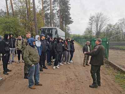 Uczniowie ,,Mechaniaka" podczas akcji sadzenia drzew. 