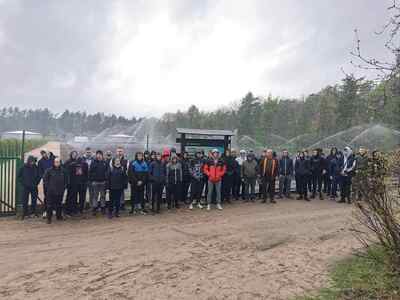 Uczniowie ,,Mechaniaka" podczas akcji sadzenia drzew.