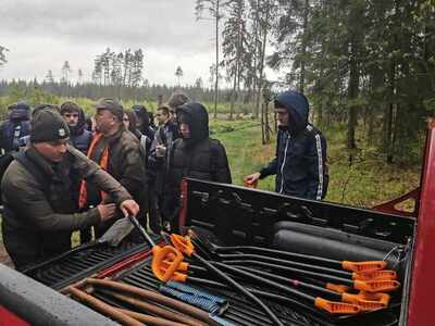 Uczniowie ,,Mechaniaka" podczas akcji sadzenia drzew. 