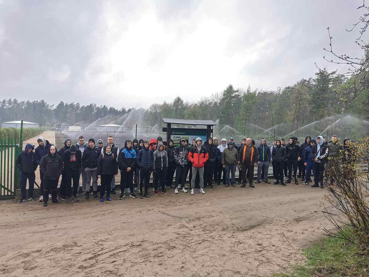 Uczniowie ,,Mechaniaka" podczas akcji sadzenia drzew. 