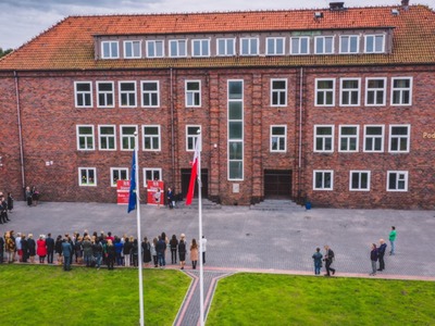 Symboliczne otwarcie zmodernizowanego budynku SP2
