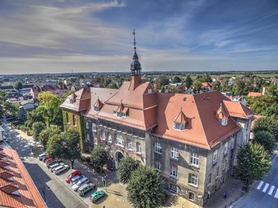 Ratusz w Sławnie będzie bardziej dostępny – budowa windy staje się faktem
