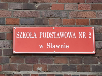 Tabliczka Szkoły Podstawowej nr 2 w Sławnie