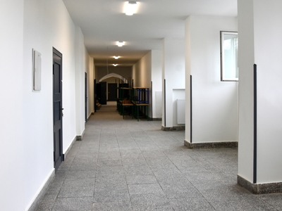 Korytarz w budynku Szkoły Podstawowej nr 2 w Sławnie
