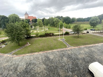 Widok przed budynkiem Szkoły Podstawowej nr 2 w Sławnie
