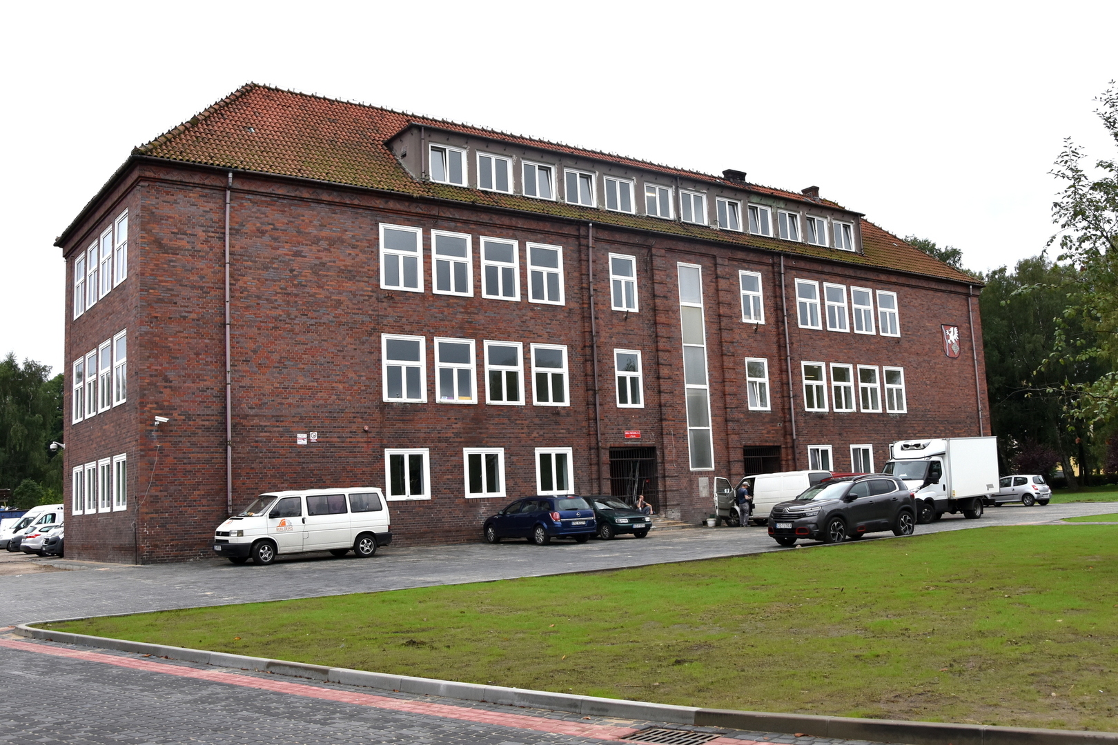 Widok budynku Szkoły Podstawowej nr 2 w Sławnie