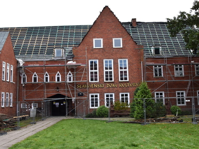 Remont dachu Sławieńskiego Domu Kultury - widok budynku