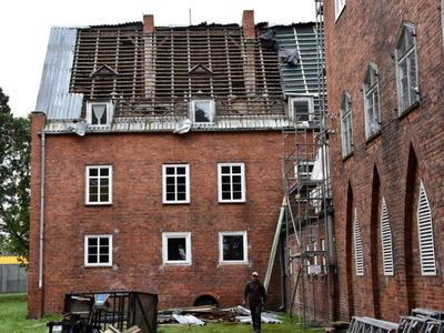 Remont dachu Sławieńskiego Domu Kultury - widok budynku