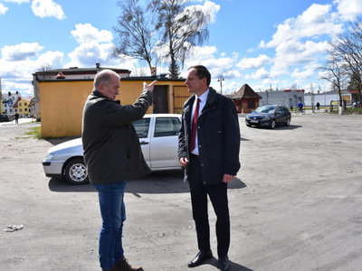 
Ruszają prace na miejskim targowisku
