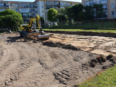 
Ruszyły prace przy budowie boiska plażowego
