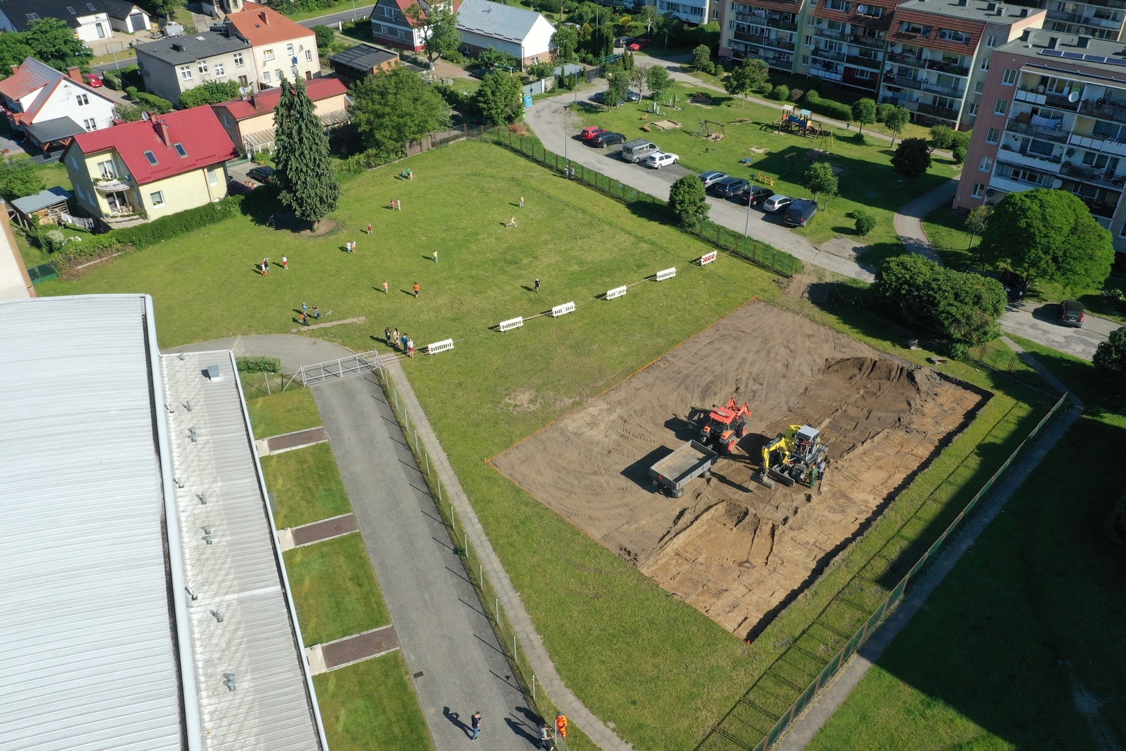 
Ruszyły prace przy budowie boiska plażowego
