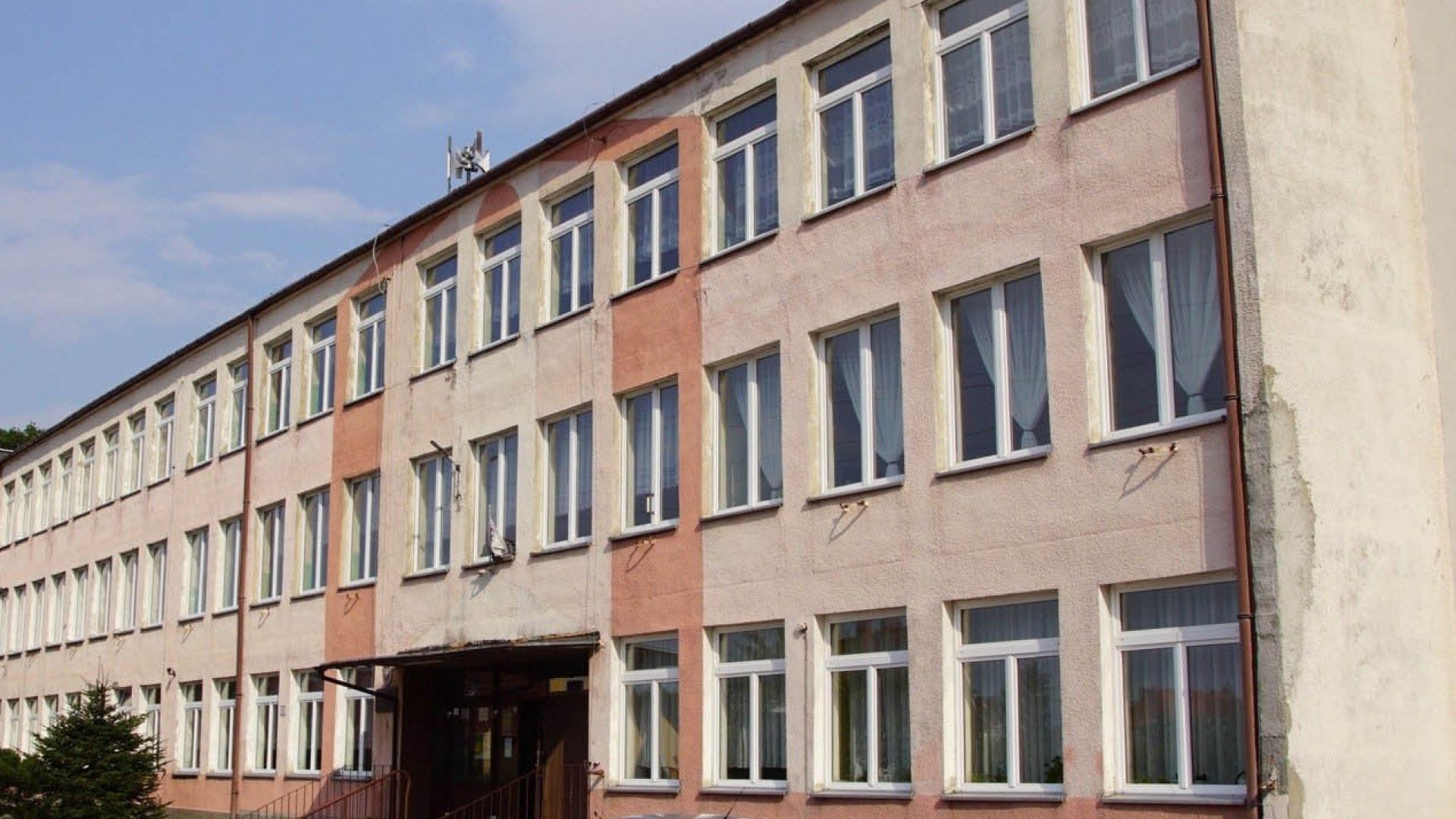 
Dwie oferty na przystosowanie budynków pod Sąd Rejonowy w Sławnie...
