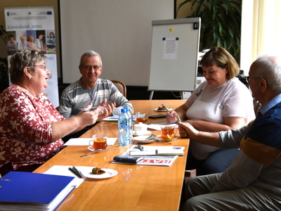 
Gramy do jednej bramki
