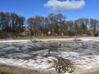 Prace porządkowe na plażowisku