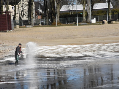 
Prace porządkowe na plażowisku
