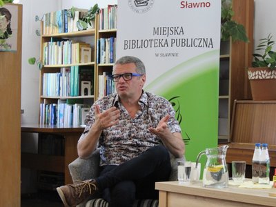 
Śladami Tilszera po czerwonej ziemi z Marcinem Mellerem

