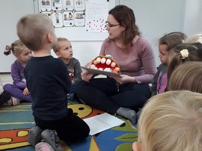 
Zdrowe ząbki mamy, marchewkę zjadamy
