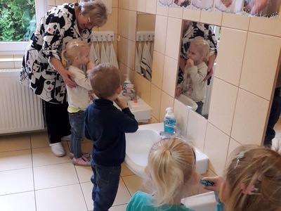 
Zdrowe ząbki mamy, marchewkę zjadamy
