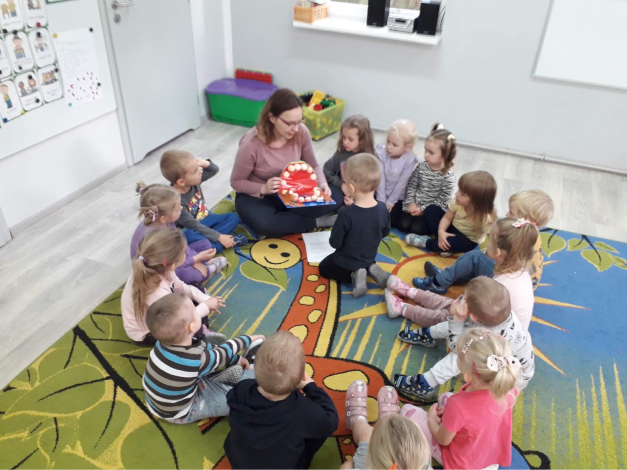 
Zdrowe ząbki mamy, marchewkę zjadamy
