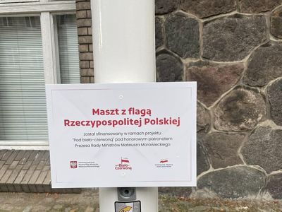 
Nowe maszty przed budynkiem ratusza
