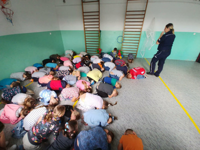 Spotkanie pierwszaków z funkcjonariuszami policji