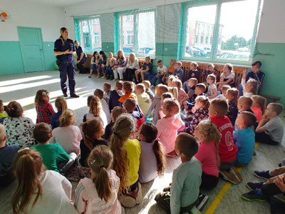 Spotkanie pierwszaków z funkcjonariuszami policji