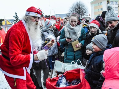 
Ogniste Mikołajki na pl. Wyszyńskiego

