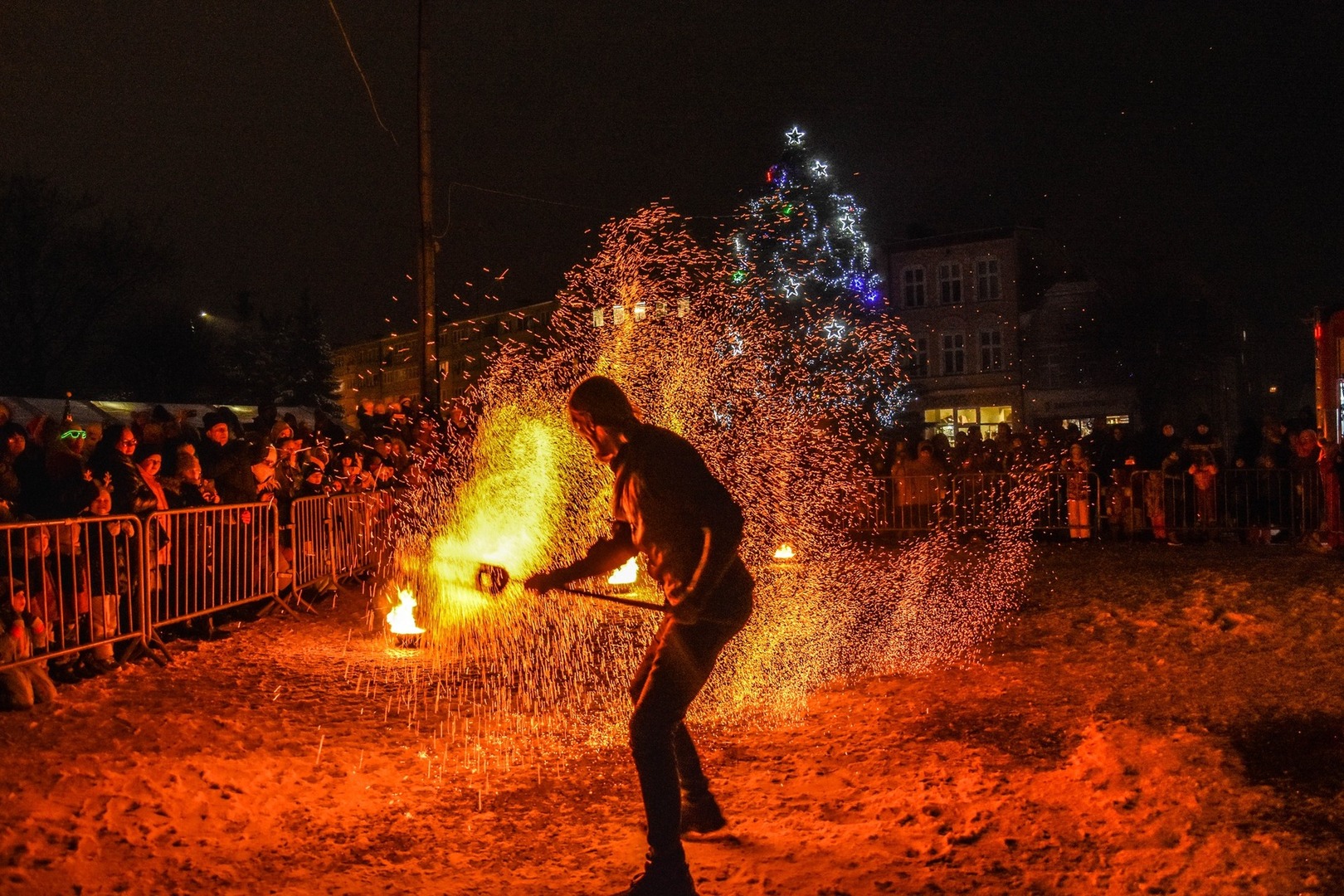 
Ogniste Mikołajki na pl. Wyszyńskiego
