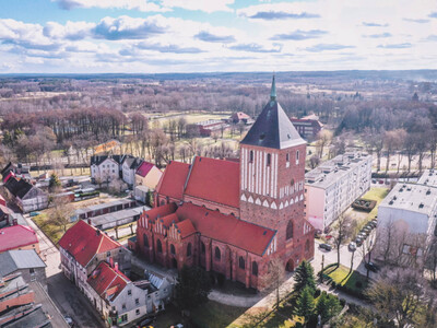 Prace budowlane przy XIV-wiecznym zabytkowym kościele w Sławnie