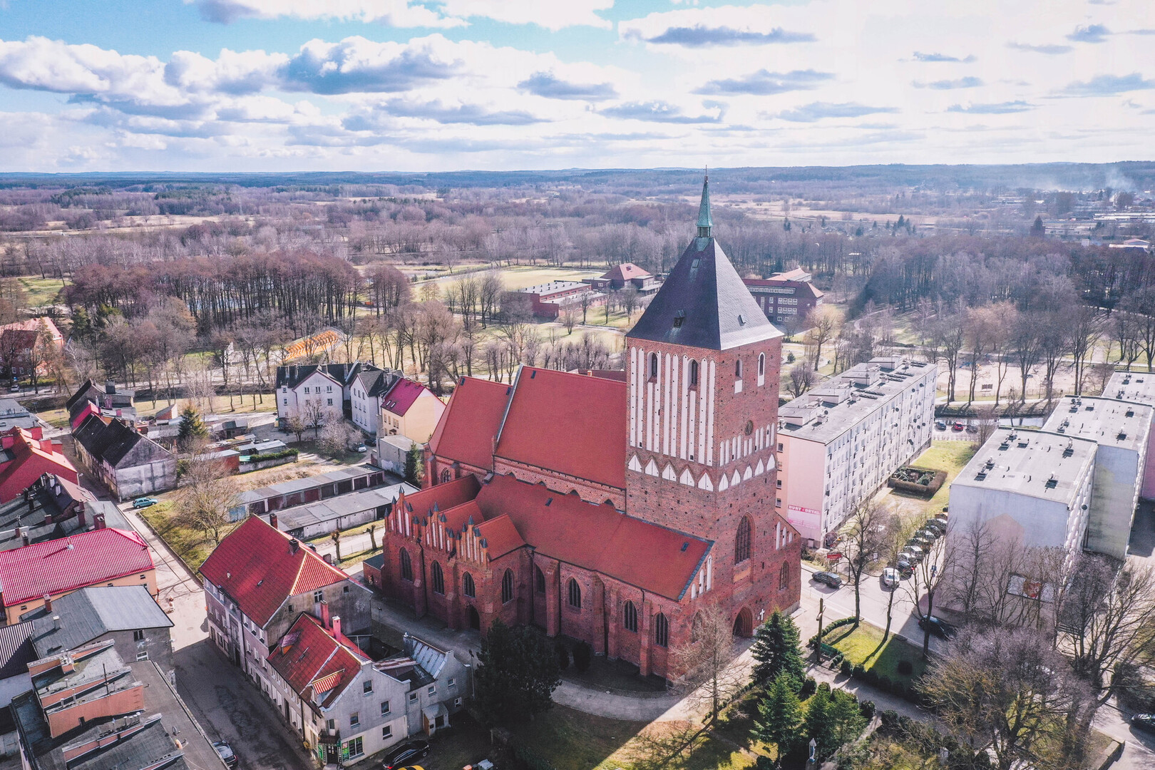 
Prace budowlane przy XIV-wiecznym zabytkowym kościele w Sławnie
