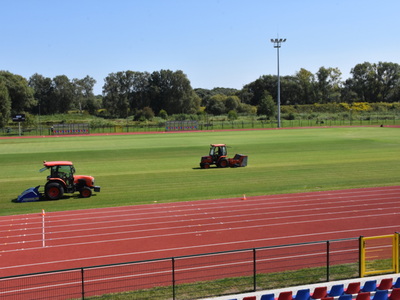 
Pielęgnacja murawy stadionu miejskiego
