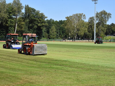 Pielęgnacja murawy stadionu miejskiego