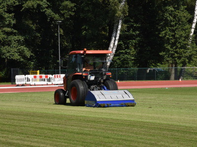 
Pielęgnacja murawy stadionu miejskiego
