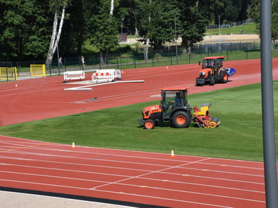 
Pielęgnacja murawy stadionu miejskiego
