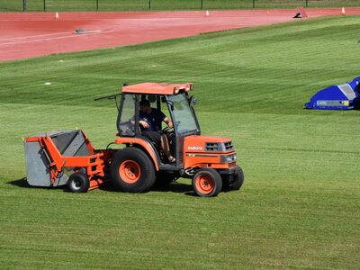 
Pielęgnacja murawy stadionu miejskiego
