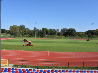 
Pielęgnacja murawy stadionu miejskiego
