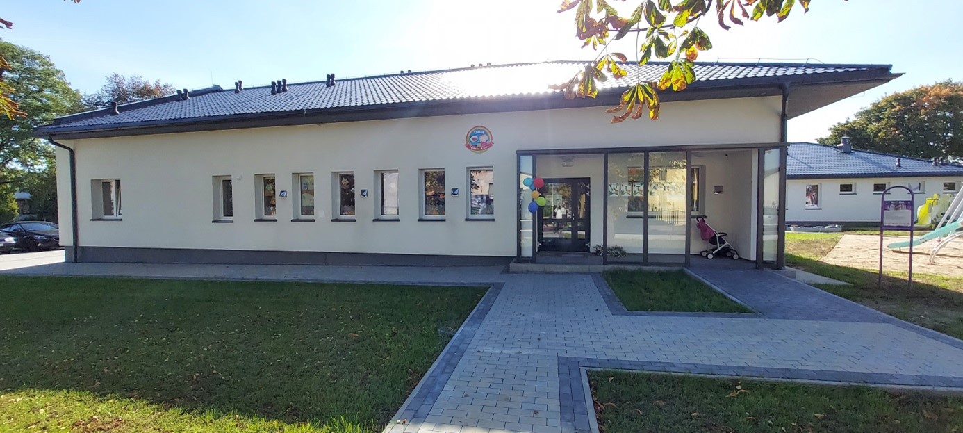 Fotografia przedstawia budynek żłobka „Bajkowa Kraina” w Lnianie.