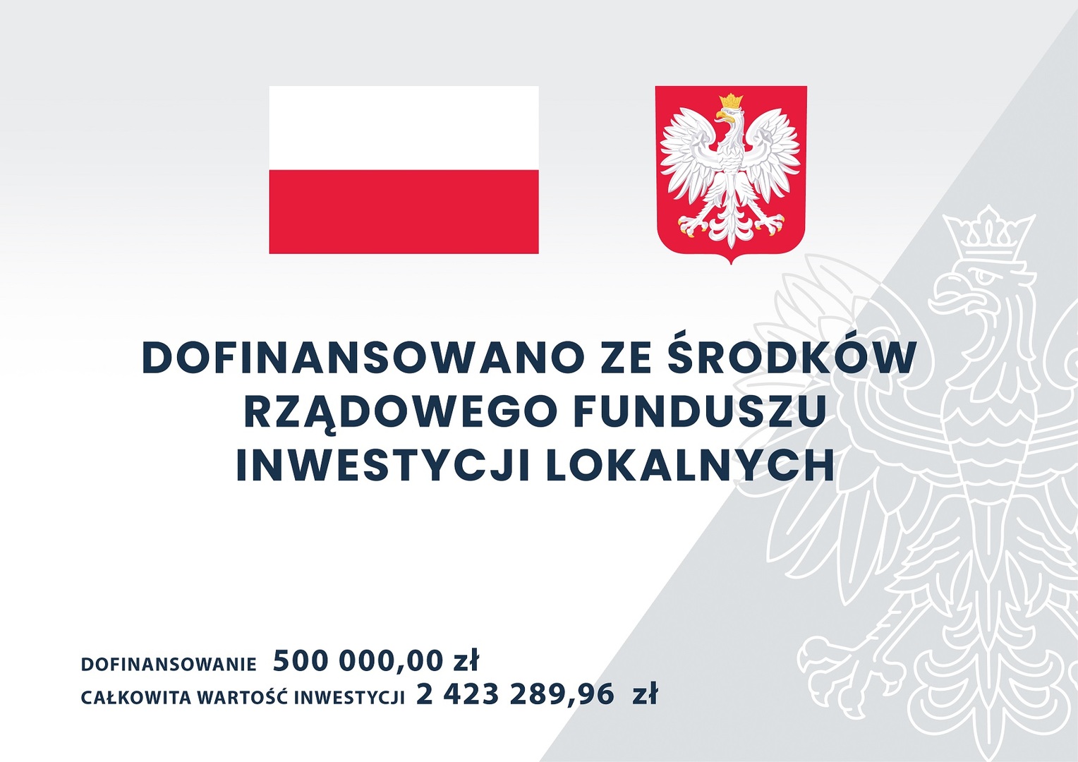 tablica informacyjna o kwocie dofinansowania i wartości inwestycji wraz z flagą Polski i godłem
