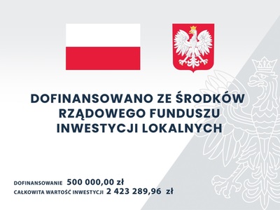 tablica informacyjna o kwocie dofinansowania i wartości inwestycji wraz z flagą Polski i godłem