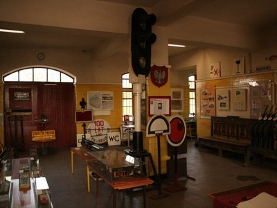 Muzeum Tradycji Kolejowej  funkcjonujące w  dawnym dworcu PKP