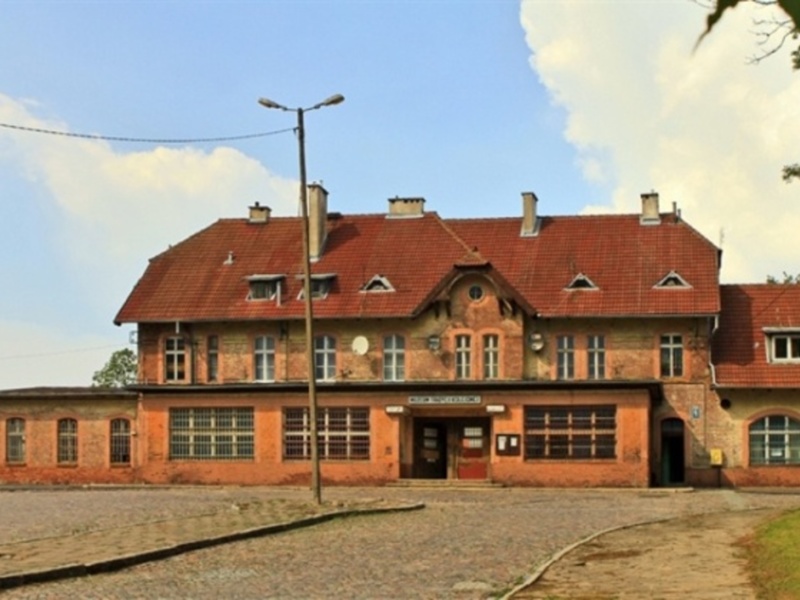 Muzeum Tradycji Kolejowej  funkcjonujące w  dawnym dworcu PKP