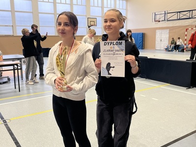Zwycięska drużyna z LO Górowo Iławieckie wraz z Dyrektor ZSO w Węgorzewie oraz sędzią zawodów