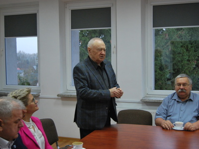 na zdjęciu Wiesław Pietrzak, po prawej Waldemar Czapski, po lewej Alicja Rymszewicz w tle okna