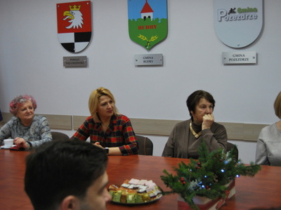 na zdjęciu przedstawiciele Polonii, w tle herby gminy Budry, gminy Pozezdrze oraz Powiatu Węgorzewskiego
