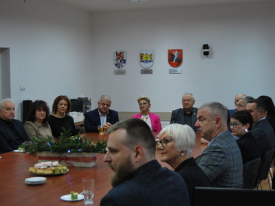 na zdjęciu przedstawiciele Polonii oraz Burmistrz Węgorzewa, Starosta Węgorzewski