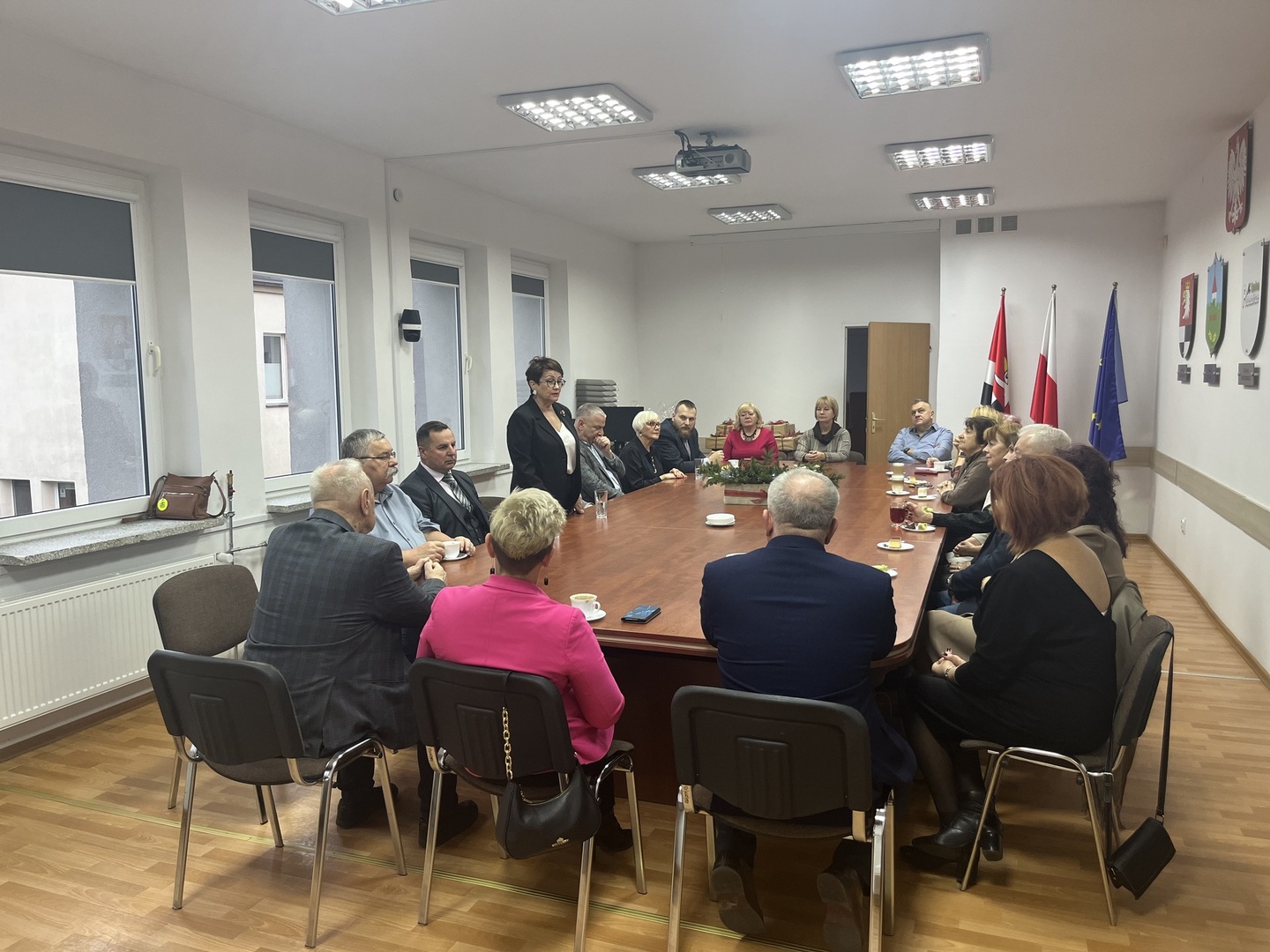 na zdjęciu przedstawiciele Polonii mieszkającej za granicą siedzący przy stole