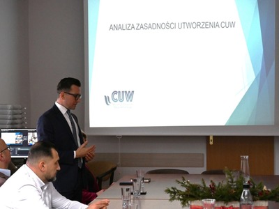 głos zabiera Starosta Kętrzyński, w tle prezentacja dotycząca CUW