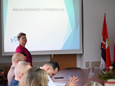 głos zabiera Starosta Powiatu Węgorzewskiego w tle prezentacja dotycząca CUW