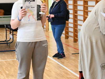 na zdjęciu uczestniczka zawodów z dyplomem oraz pucharem