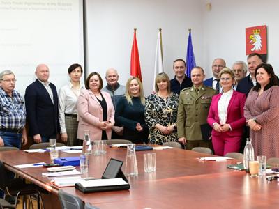 Zdjęcie grupowe radnych z Generałem Majerskim
